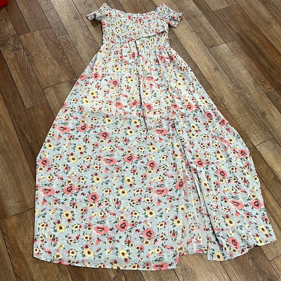 Aakaa Dresses & Skirts - Aakaa Women's Sleeveless Floral Smocked Off Shoulder Maxi Dress